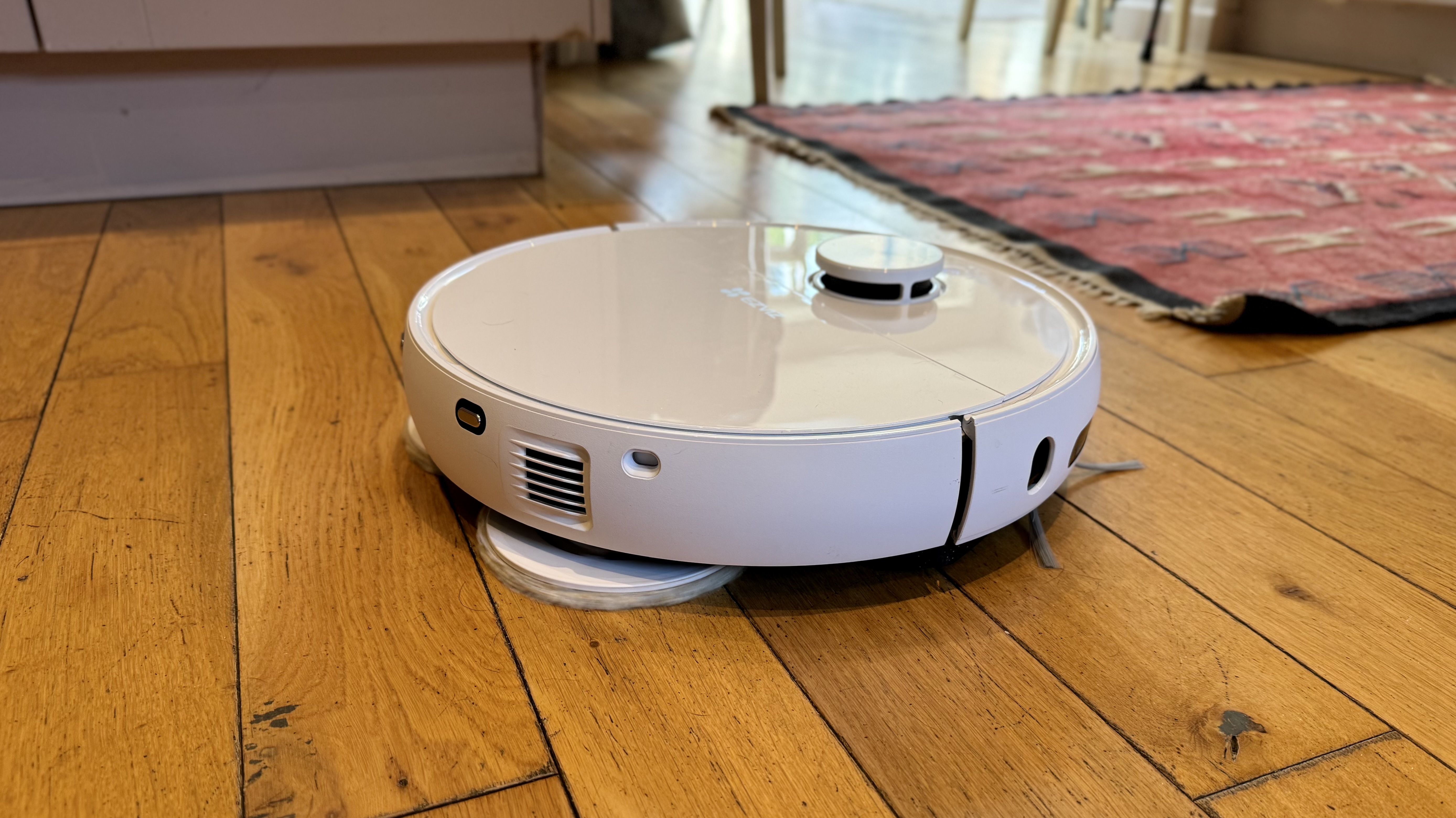 Dreame L40 Ultra with mop pads out