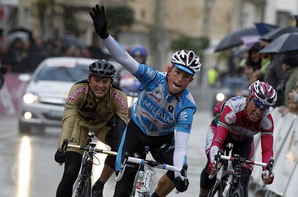Linus Gerdemann (Milram) outsprints Rafael Valls (Footon-Servetto) and Manuel Vazquez (Andalucia - Cajasur) for the victory.