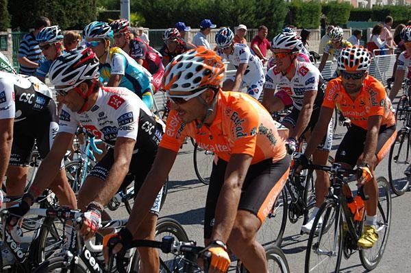 I&ntilde;igo Cuesta (CSC-Saxo Bank) and Egoi Mart&iacute;nez (Euskaltel-Euskadi) roll side by side.