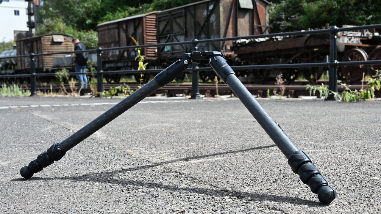 بررسی سه‌پایه 3 Legged Thing Ethan 4: استحکام بی‌نظیر برای عکاسی هیبریدی و حرفه‌ای