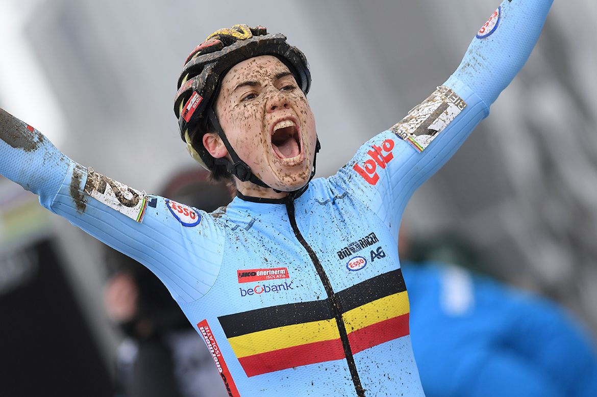Sanne Cant lets out the emotion of victory as she crosses the line