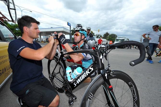 Fabio Sabatini adjusts his bike with team mechanic Kenny Latomme.