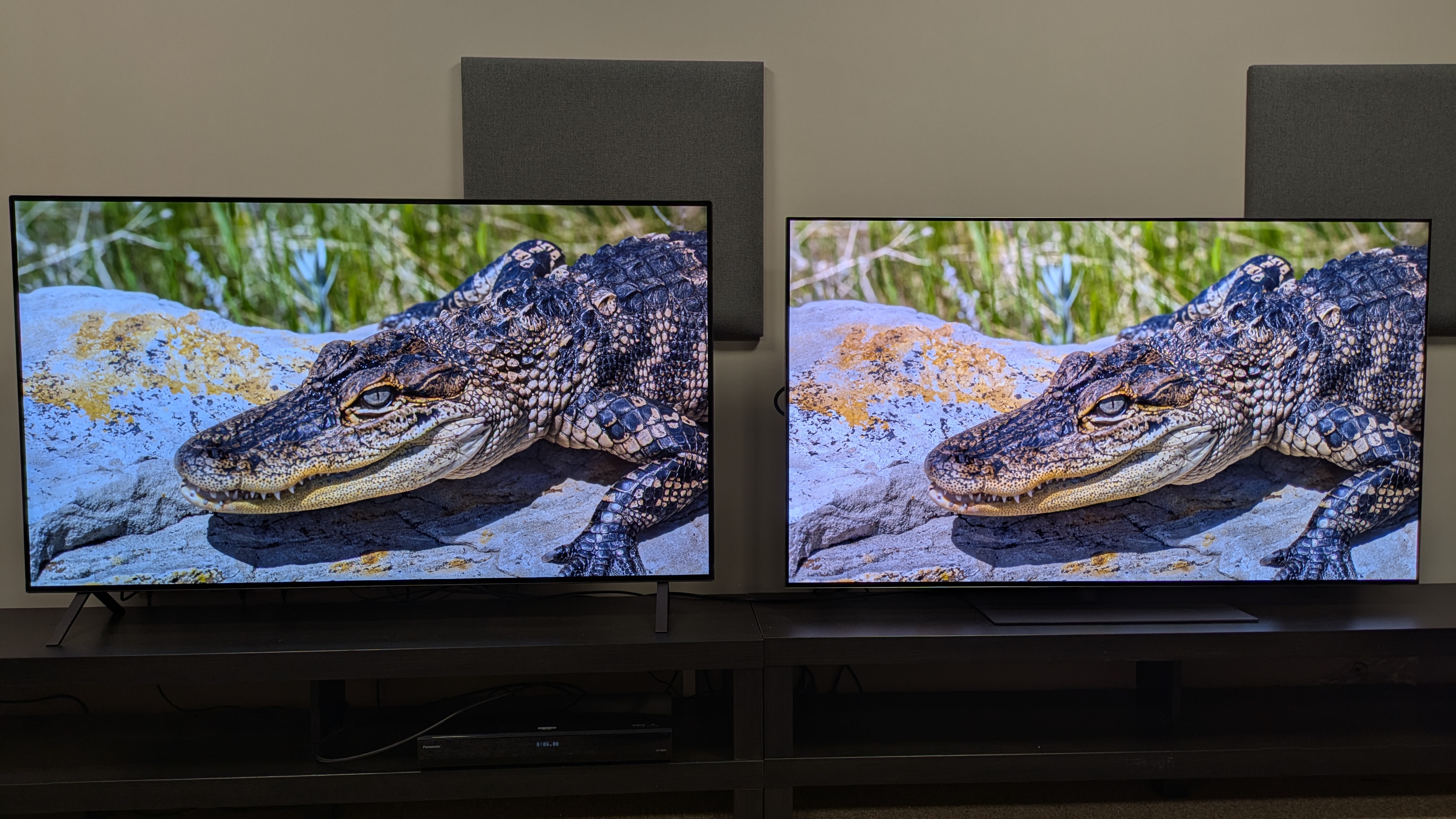 LG B5 (left) and LG G5 (right) showing crocodile on screen