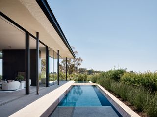 Carla Ridge house in Los Angeles is an expansive modern home with an outdoors swimming pool