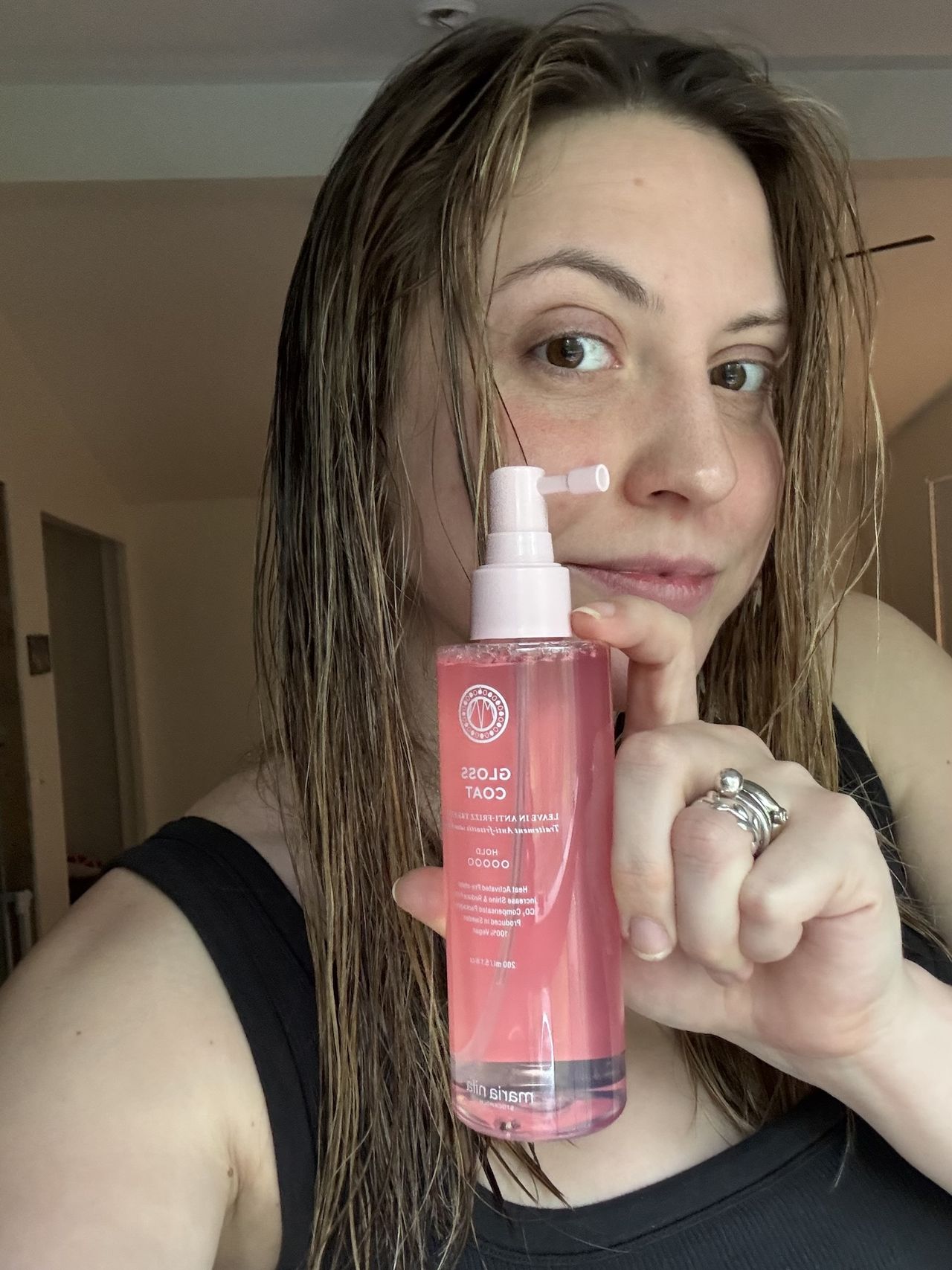 Sophia Vilensky before and after using Maria Nila's shine spray.
