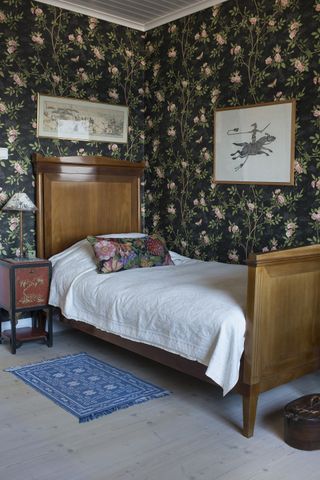 chinoiserie bedroom In a Swedish traditional summer home on an island