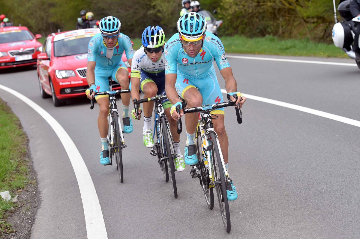 Estaban Chaves in the middle of an Michele Scarponi and Tanel Kangert Astana sandwich