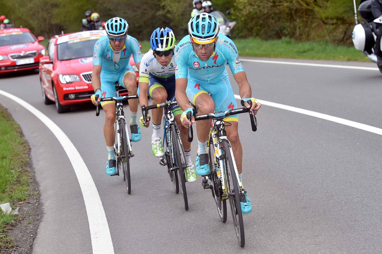 Estaban Chaves in the middle of an Michele Scarponi and Tanel Kangert Astana sandwich