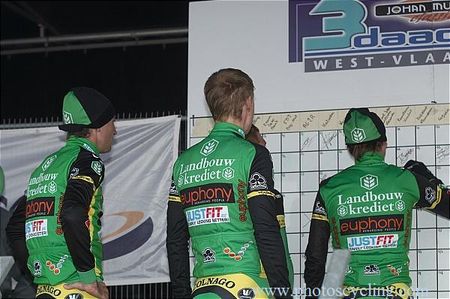 Landbouwkrediet - Euphony riders sign in for stage 1.