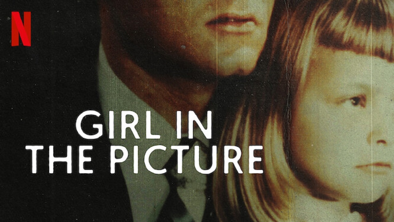 Promobilde for Girl in the Picture, der en liten jente står foran faren sin og poserer for et bilde.