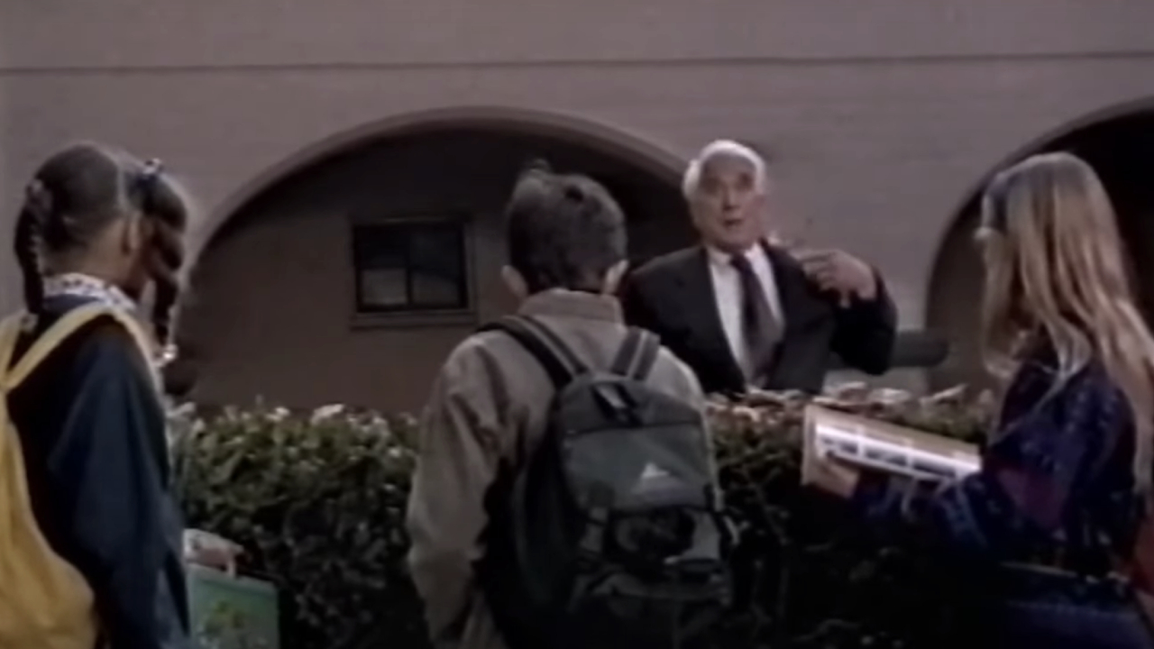 32 Hilarious Lines By Leslie Nielsen In His Funniest Movies