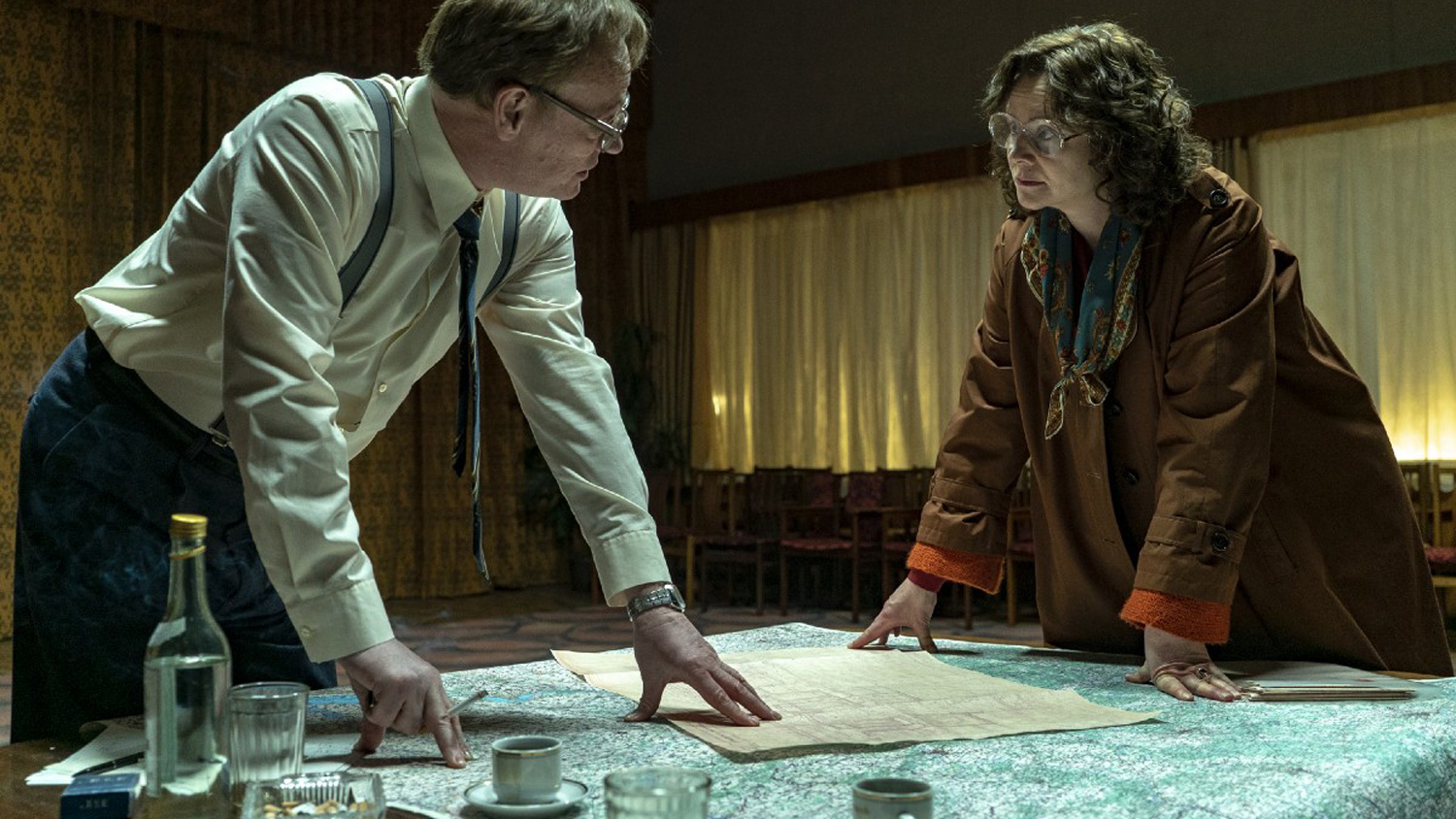 Jared Harris og Emily Watson i tv-serien Chernobyl