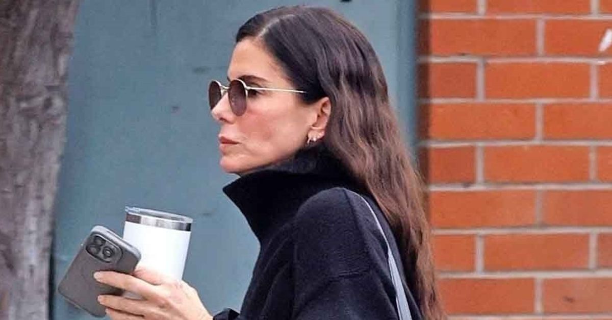 Chic Women Over 50 Are Wearing Cuffed Jeans With Chelsea Boots Chic Women Over 50 Are Wearing Cuffed Jeans With Chelsea Boots