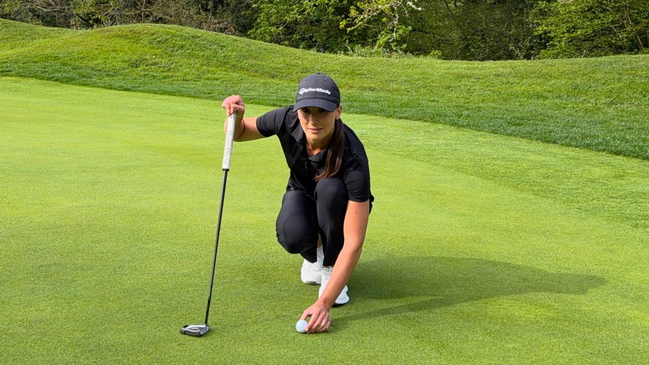 Jess Ratcliffe lining up a putt