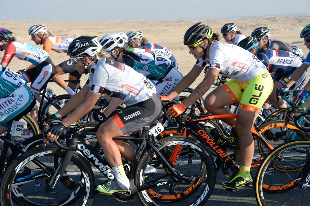 The peloton and best young rider Beatrice Bartelloni