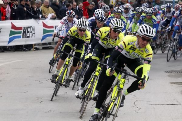 ISD-Neri take their turn at the front of the peloton
