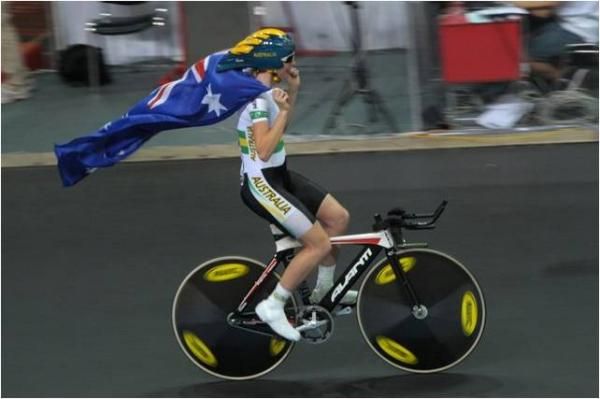 Taylah Jennings flies the Australian flag after winning the women's omnium