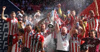 2021年5月29日，在英国伦敦温布利球场，布伦特福德足球俱乐部与斯旺西城队在天空下注锦标赛附加赛决赛中获胜，布伦特福德队的庞特斯·杨森与队友一起举起奖杯庆祝。