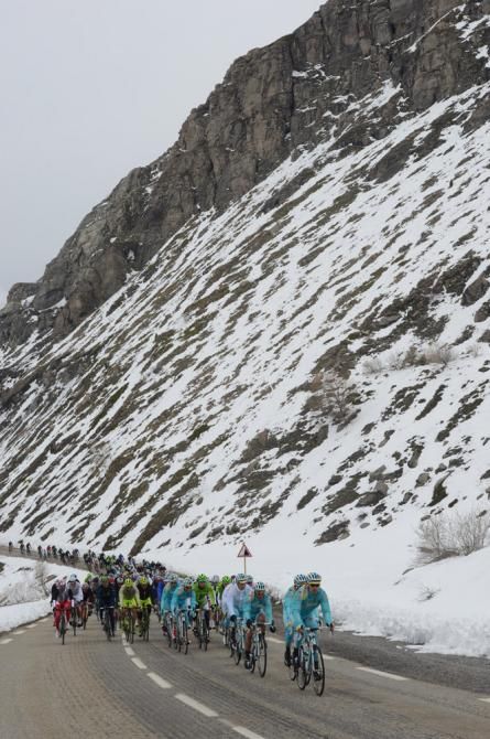 The peloton en route from Valloire to Ivrea during the Giro's 16th stage