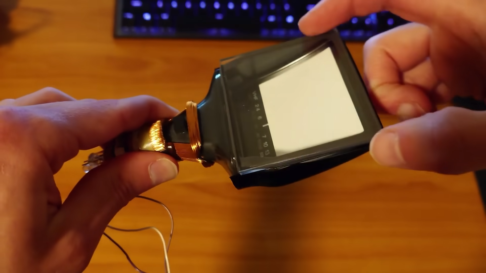 بناء سماعة الرأس CRT VR