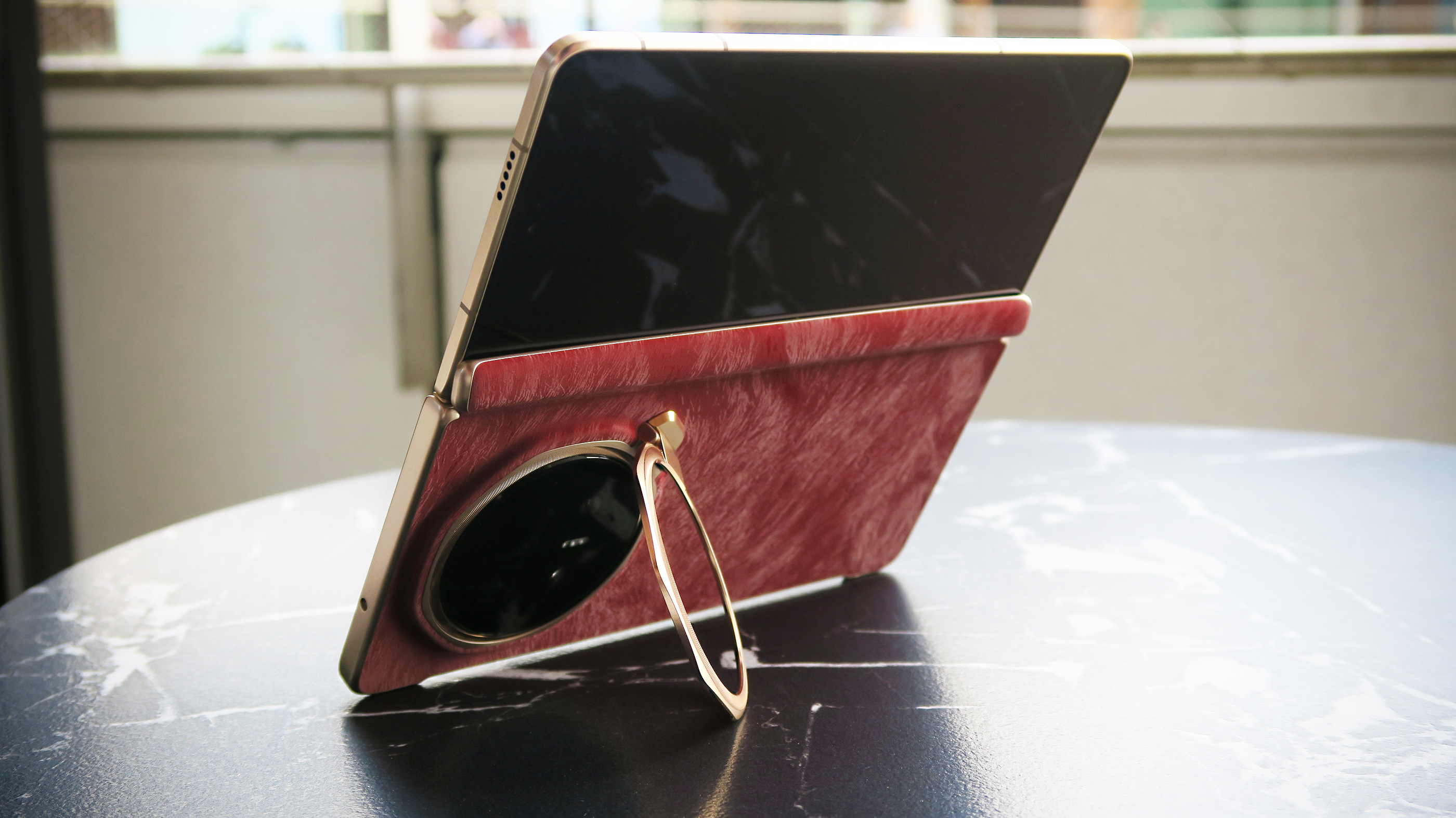 Honor Magic V6 hands on case stand open