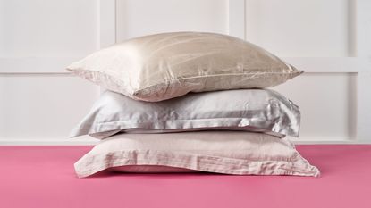 最好的丝绸枕套三个叠在一起，粉色背景