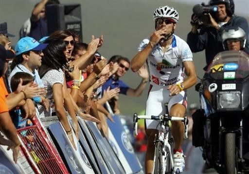 Alejandro Valverde (Caisse d'Epargne-Illes Balears) blows kisses to the Spanish fans before crossing the line.