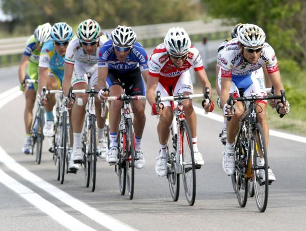 Scarponi on the front as the leaders try to push their advantage