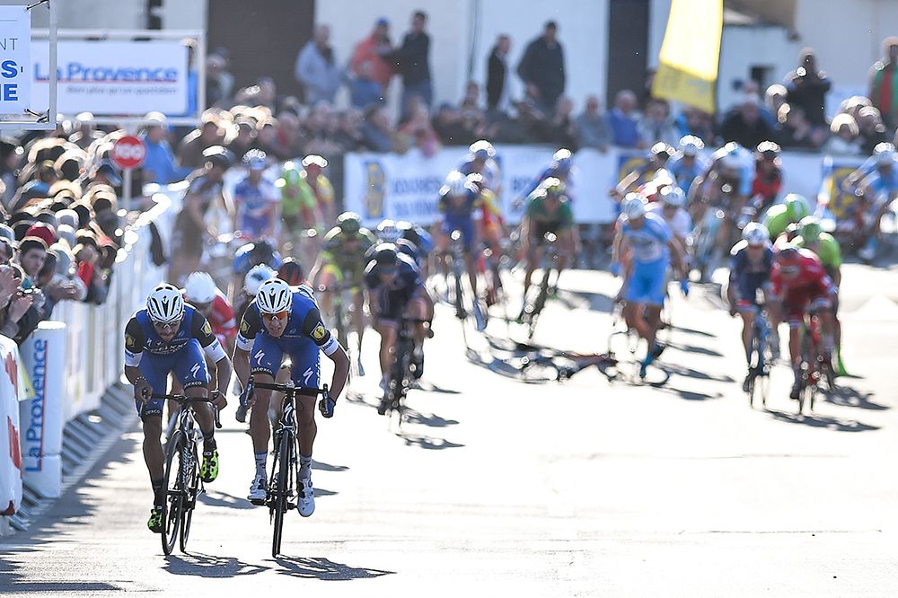 A crash disrupted the sprint behind Etixx-Quickstep