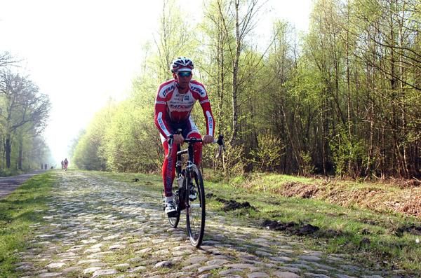 Leif Hoste (Katusha) on the Arenberg Forest cobbles.