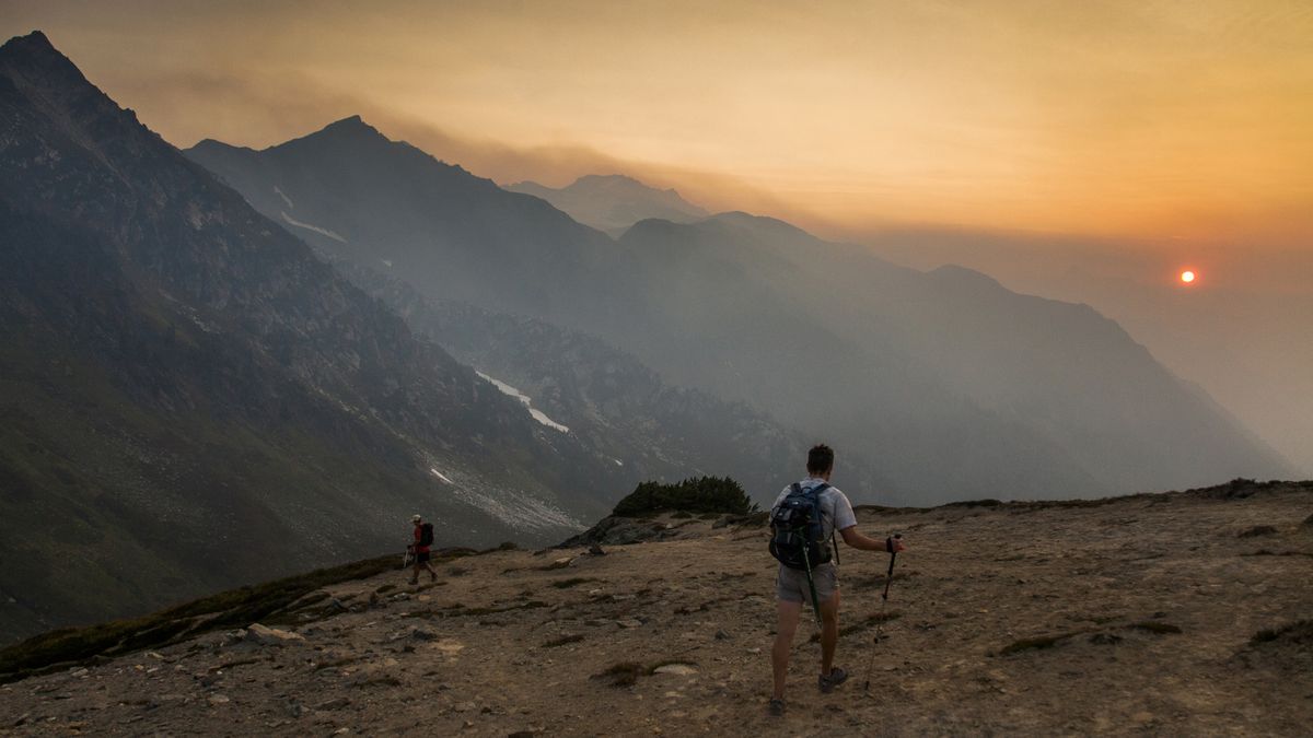 Two hiekrs on Glacier Peak in wildfire smoke haze