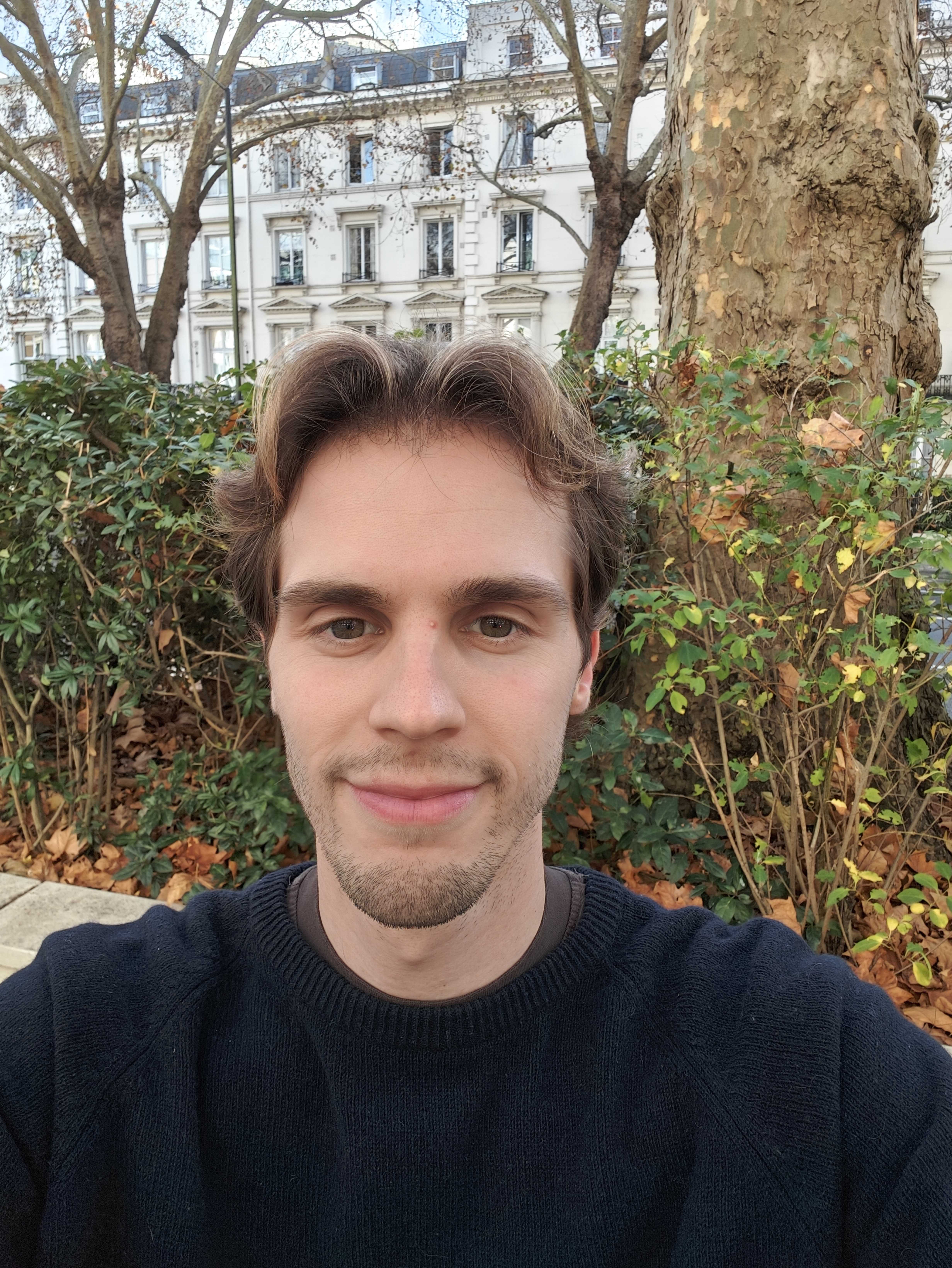 A selfie of Axel Metz, Phones Editor