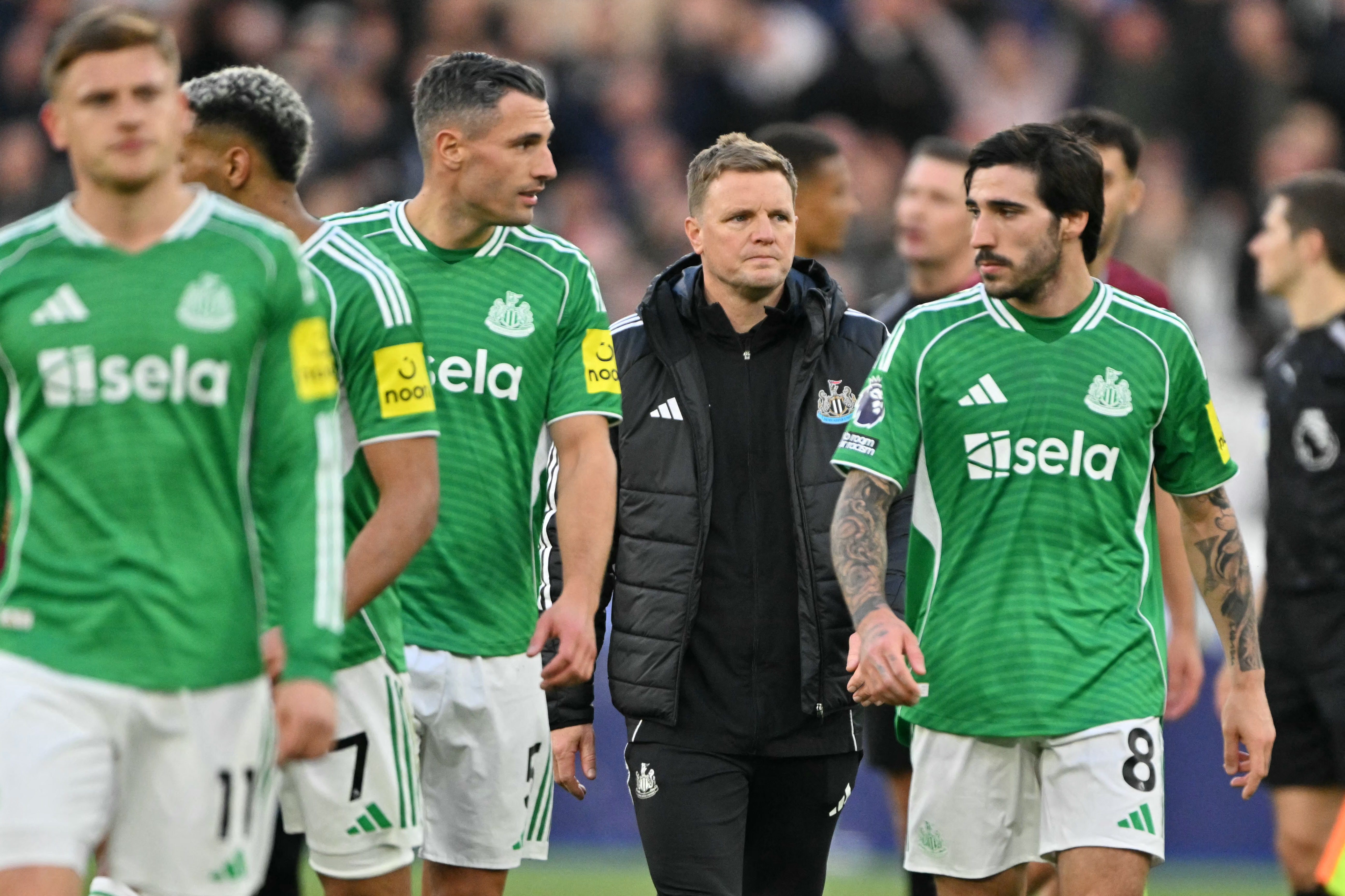 Eddie Howe looks disappointed after Newcastle&#039;s latest defeat on the road