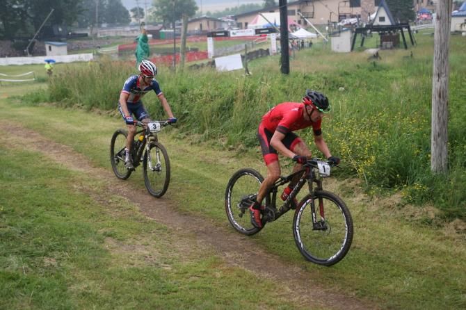 Todd Wells (Specialized) leads Stephen Ettinger (BMC Mountainbike Racing)