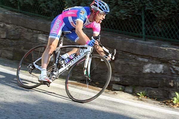 Cunego's first attempt to get away and his tongue position showed how much effort he put into it.