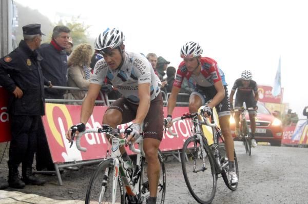 Nicolas Roche (AG2R) leads Frank Schleck on Lagos de Covadonga