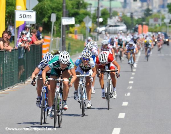 Joelle Numainville (Webcor) sprints.