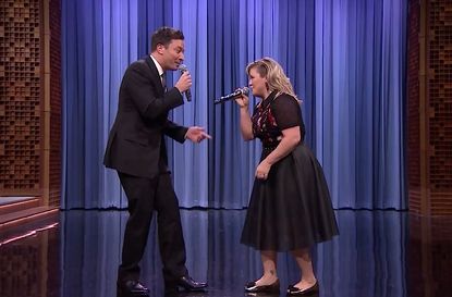 Kelly Clarkson and Jimmy Fallon sing together beautifully