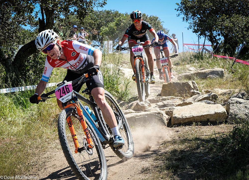 Chloe Woodruff (Stans-Pivot) leading the chase group during the fourth lap