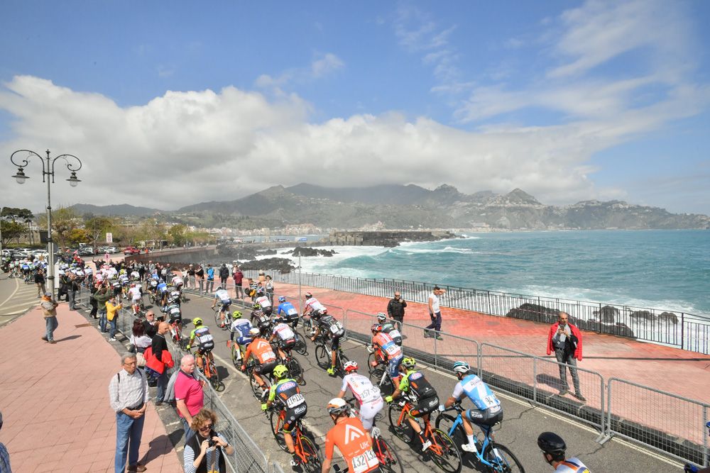 The Giro d'Italia rolls out for stage 4