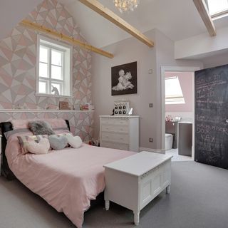 bedroom with carpet on flooring and bed with cushions