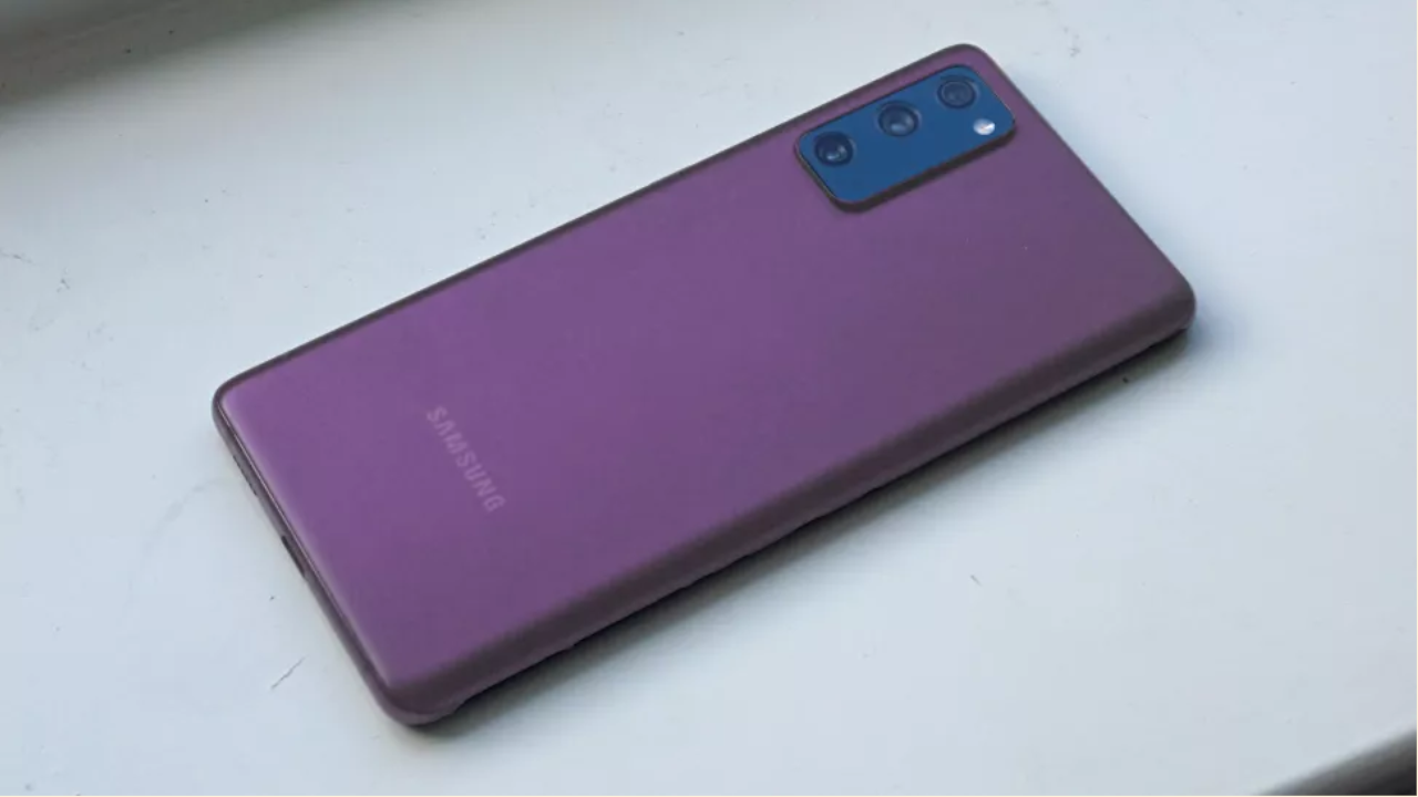 Un Rendu Non Officiel Du Samsung Galaxy S21 Fe En Violet Clair, Sur Un Fond Gris Uni.