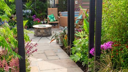 narrow garden ideas: Jungle fever garden designed by Pip Probert for RHS Tatton Park 2018