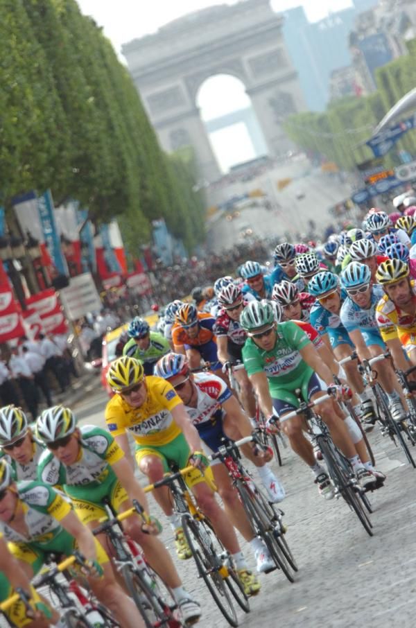 2006 and Robbie McEwen is following Floyd Landis