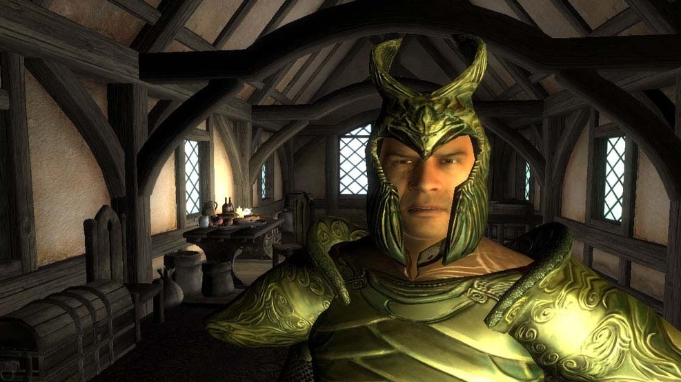 Um homem de armadura rosna para a câmera em The Elder Scrolls 4: Oblivion.