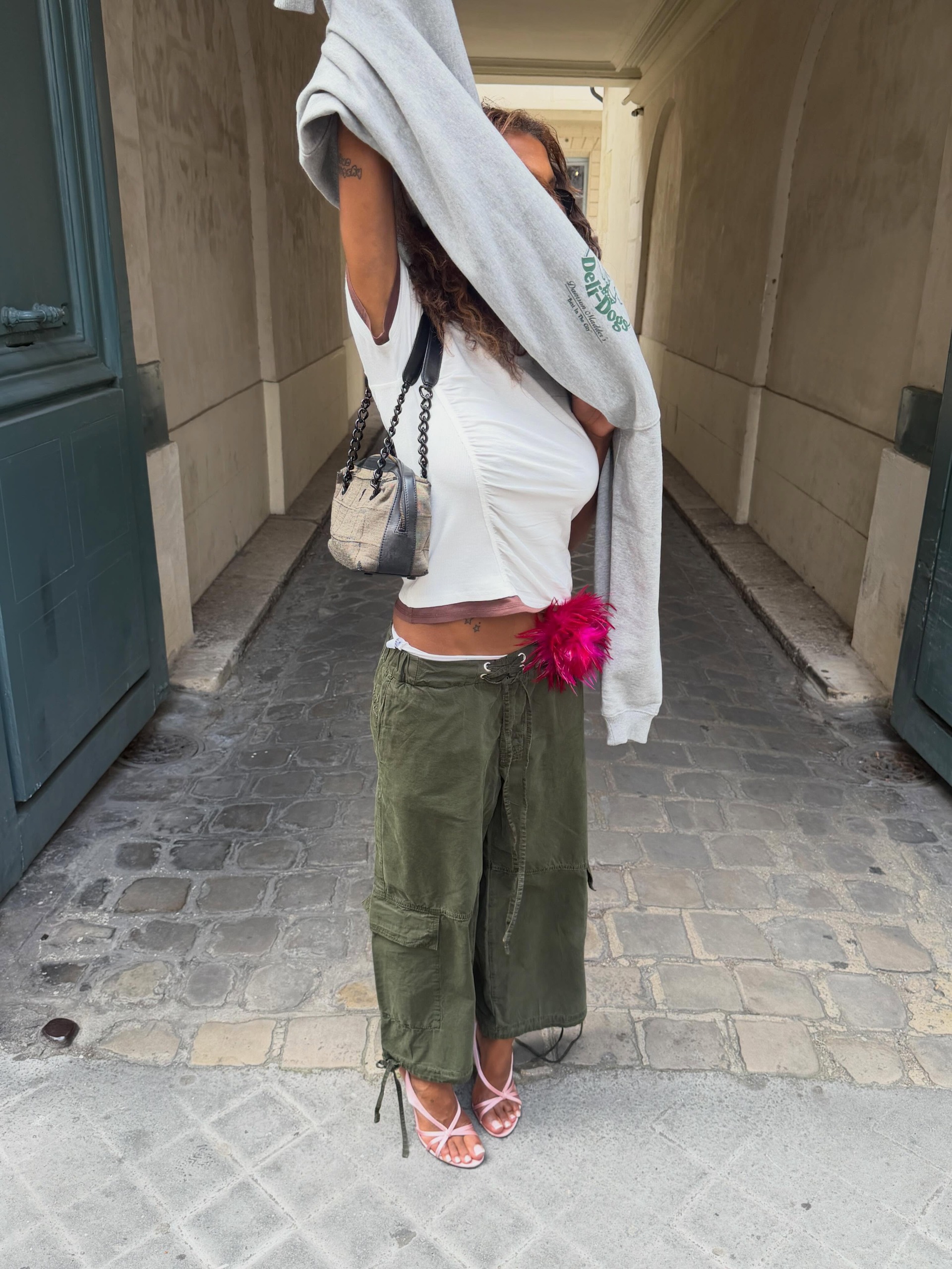 A woman wearing cool girl fall capsule wardrobe items in 2026.