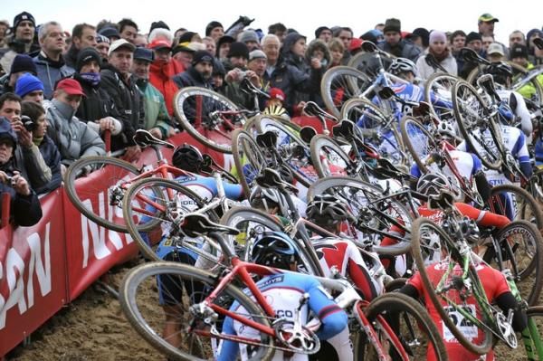 The mass of riders run up the dunes in Koksijde.