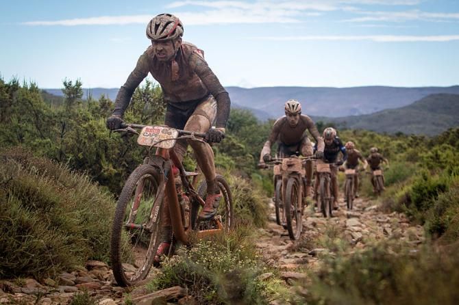 Christoph Sauser of Meerendal Songo Specialized chases hard