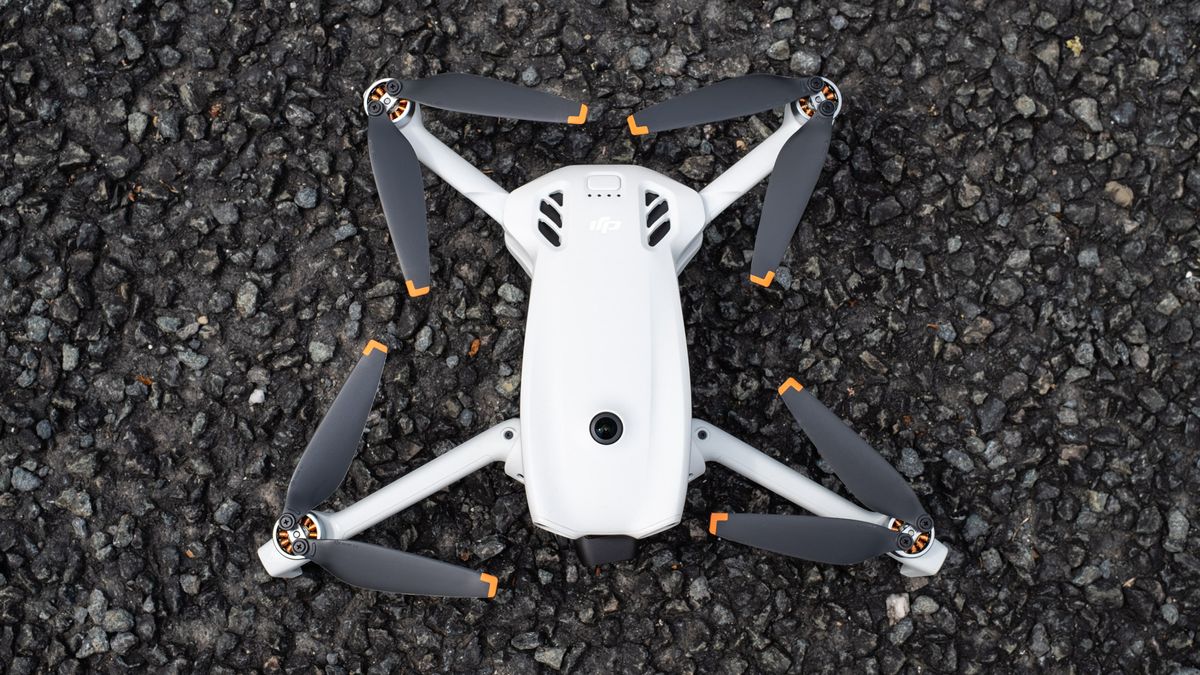 DJI Lito 1 rozłożony do widoku z góry w locie