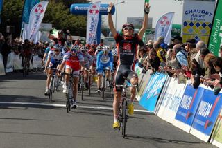 Luis Leon Sanchez (Caisse d'Epargne) takes the sprint win on stage 1.